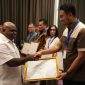 Menteri HAM, Natalius Pigai menyerahkan penghargaan Penilaian Risiko Bisnis dan Hak Asasi Manusia (PRISMA) kepada Direktur Sumber Daya Manusia PT Timah Tbk, Andi Seto Gadhista Asapa | Foto: Zonamu/Humas PT Timah