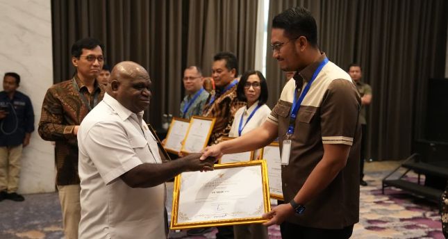 Menteri HAM, Natalius Pigai menyerahkan penghargaan Penilaian Risiko Bisnis dan Hak Asasi Manusia (PRISMA) kepada Direktur Sumber Daya Manusia PT Timah Tbk, Andi Seto Gadhista Asapa | Foto: Zonamu/Humas PT Timah