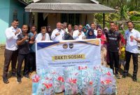 Kepala Rutan Kelas IIB Tanjungbalai Karimun, Yoga Hadhi Wijaya (tengah) memimpin pembagian sembako kepada warga Desa Gemuruh | Foto: Bustomi