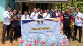 Kepala Rutan Kelas IIB Tanjungbalai Karimun, Yoga Hadhi Wijaya (tengah) memimpin pembagian sembako kepada warga Desa Gemuruh | Foto: Bustomi