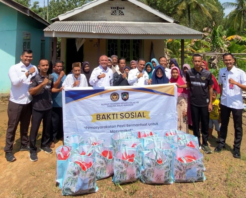 Kepala Rutan Kelas IIB Tanjungbalai Karimun, Yoga Hadhi Wijaya (tengah) memimpin pembagian sembako kepada warga Desa Gemuruh | Foto: Bustomi