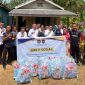 Kepala Rutan Kelas IIB Tanjungbalai Karimun, Yoga Hadhi Wijaya (tengah) memimpin pembagian sembako kepada warga Desa Gemuruh | Foto: Bustomi