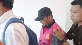 JA saat digiring pihak Kejaksaan Negeri Lingga | Foto : Zonamu/Wandi