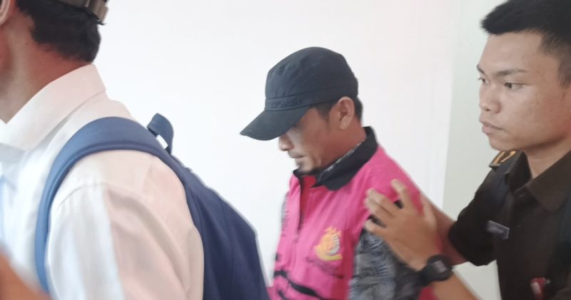 JA saat digiring pihak Kejaksaan Negeri Lingga | Foto : Zonamu/Wandi