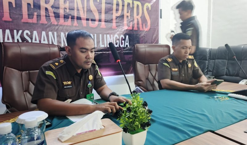 Kasi Intel bersama Kasi PAPBB Kejari Lingga saat melaksanakan press rilis | Foto : Zonamu/Wandi