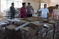 Plt. Kadisperindagkop UKM Lingga saat memperlihatkan hasil dari IKM Sentra Kelapa | Foto : Zonamu/Wandi