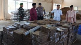Plt. Kadisperindagkop UKM Lingga saat memperlihatkan hasil dari IKM Sentra Kelapa | Foto : Zonamu/Wandi
