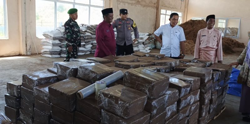 Plt. Kadisperindagkop UKM Lingga saat memperlihatkan hasil dari IKM Sentra Kelapa | Foto : Zonamu/Wandi