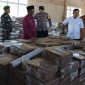 Plt. Kadisperindagkop UKM Lingga saat memperlihatkan hasil dari IKM Sentra Kelapa | Foto : Zonamu/Wandi
