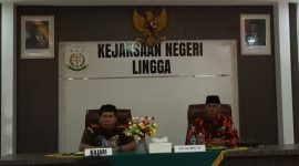 Ketua MPC PP Lingga Arman Arsyad bersama  Kajari Lingga Amriyata | Foto : Zonamu/Arman