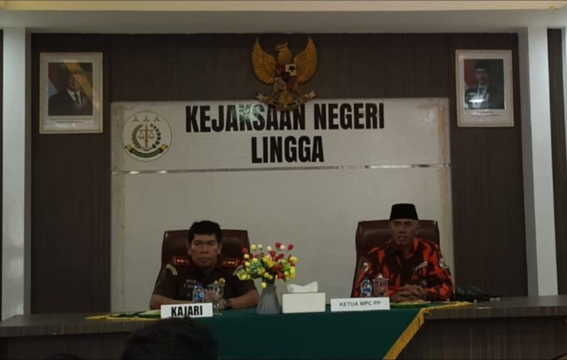 Ketua MPC PP Lingga Arman Arsyad bersama  Kajari Lingga Amriyata | Foto : Zonamu/Arman