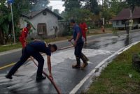 Tumpahan minyal solat akibatkan pengendara jatuh hingga patah tulang | Foto : Zonamu/Ikmal