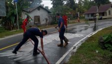 Tumpahan minyal solat akibatkan pengendara jatuh hingga patah tulang | Foto : Zonamu/Ikmal