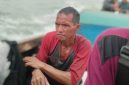 Korban Kapal Karam saat dievakuasi warga | Foto : Zonamu/Dery
