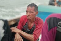 Korban Kapal Karam saat dievakuasi warga | Foto : Zonamu/Dery