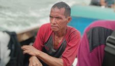 Korban Kapal Karam saat dievakuasi warga | Foto : Zonamu/Dery