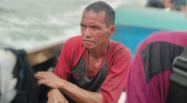 Korban Kapal Karam saat dievakuasi warga | Foto : Zonamu/Dery