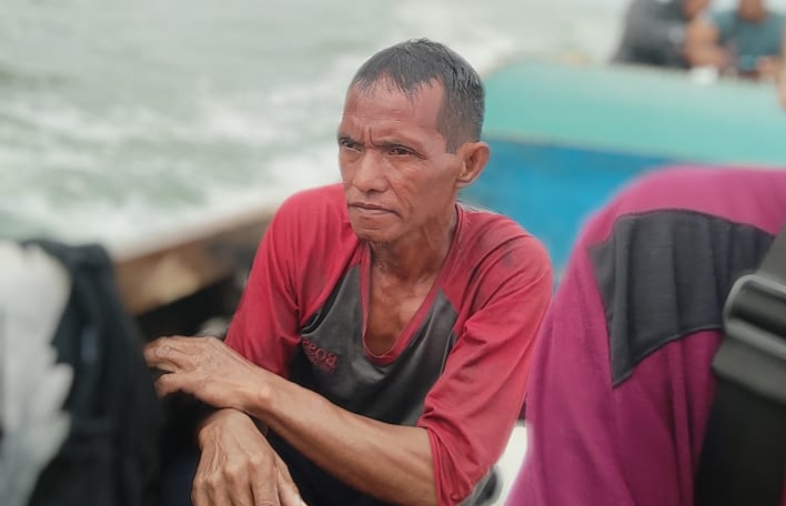 Korban Kapal Karam saat dievakuasi warga | Foto : Zonamu/Dery