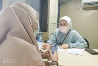 Masyarakat Kecamatan Mentok, Kabupaten Bangka Barat kembali dapatkan layanan mobil sehat PT Timah Tbk | Foto: Zonamu/Humas PT Timah