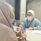 Masyarakat Kecamatan Mentok, Kabupaten Bangka Barat kembali dapatkan layanan mobil sehat PT Timah Tbk | Foto: Zonamu/Humas PT Timah