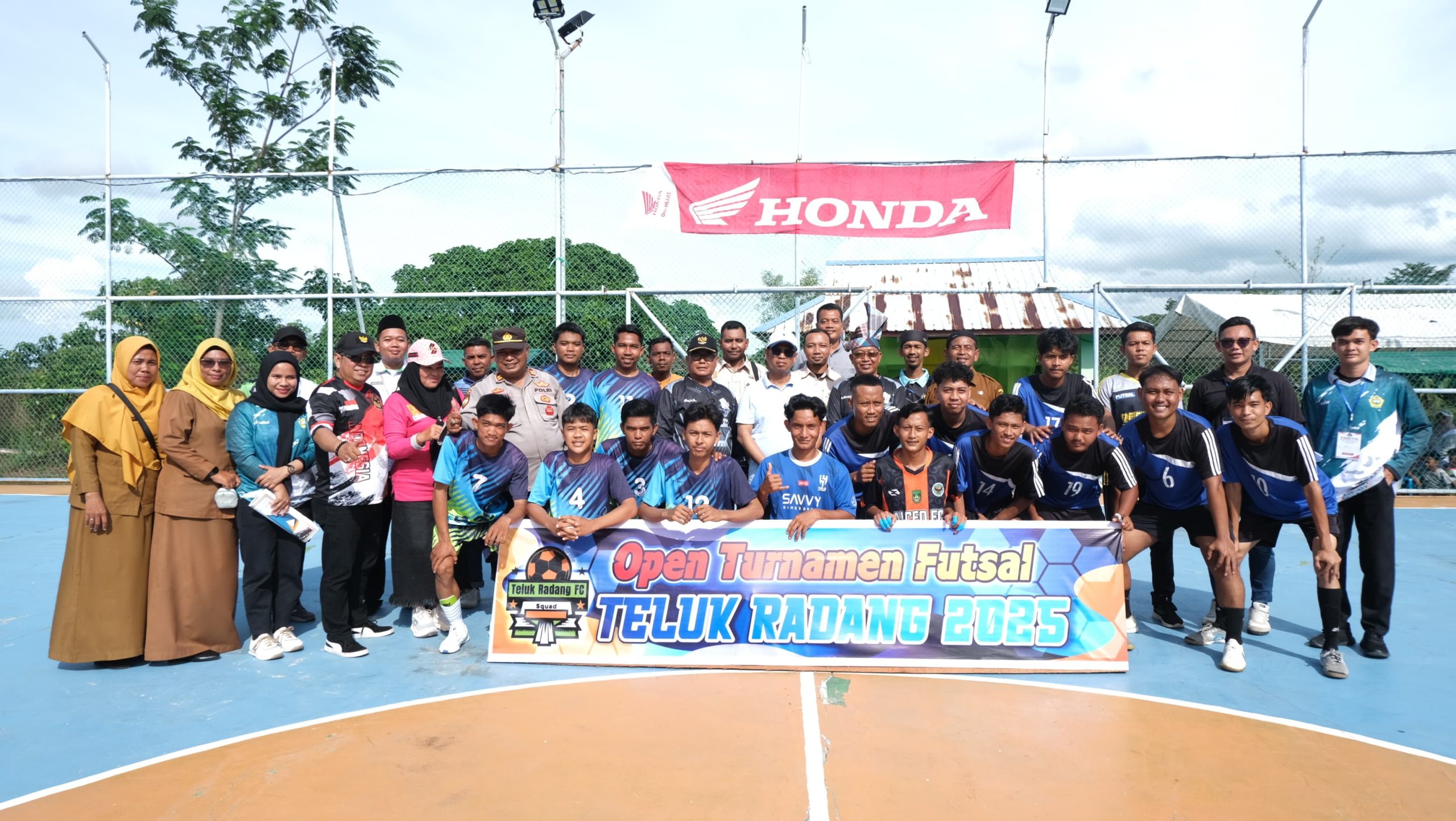 Anggota Bidang Organisasi Komite Olahraga Nasional Indonesia Kabupaten Karimun, Yames dan Afandi, menghadiri pembukaan Turnamen Futsal Teluk Radang 2025, Kecamatan Kundur Utara pada, Senin (20/10/2025) | Foto: Koni Karimun