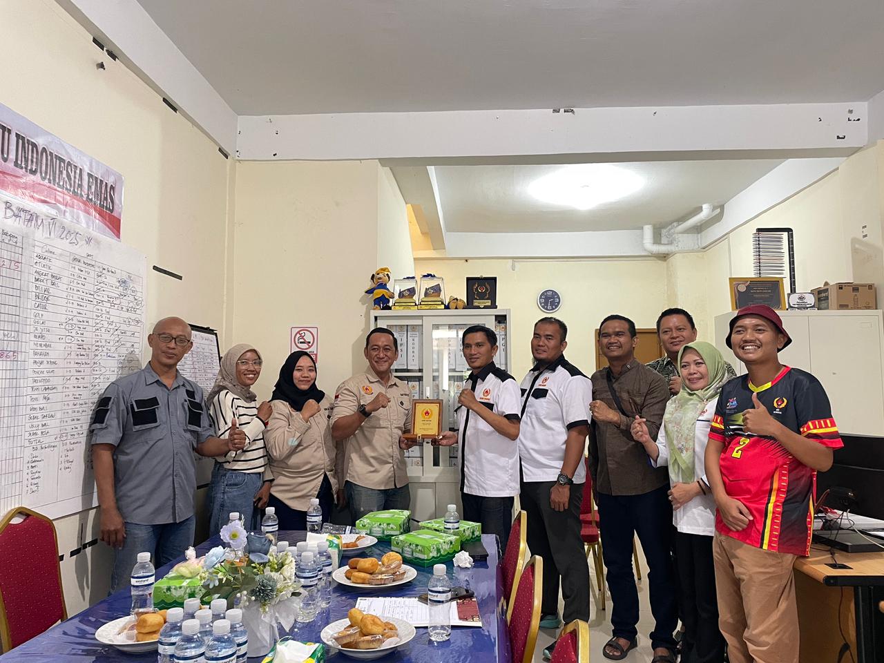 Bendahara Umum Komite Olahraga Nasional Indonesia Kabupaten Karimun, Bayu Pati melaksanakan kunjungan ke Kantor Komite Olahraga Nasional Indonesia Batam, dalam rangka koordinasi dan konsultasi terkait penyeragaman dokumen Pertanggungjawbaan keuangan pada, Kamis (23/10/2025) | Foto: Koni Karimun