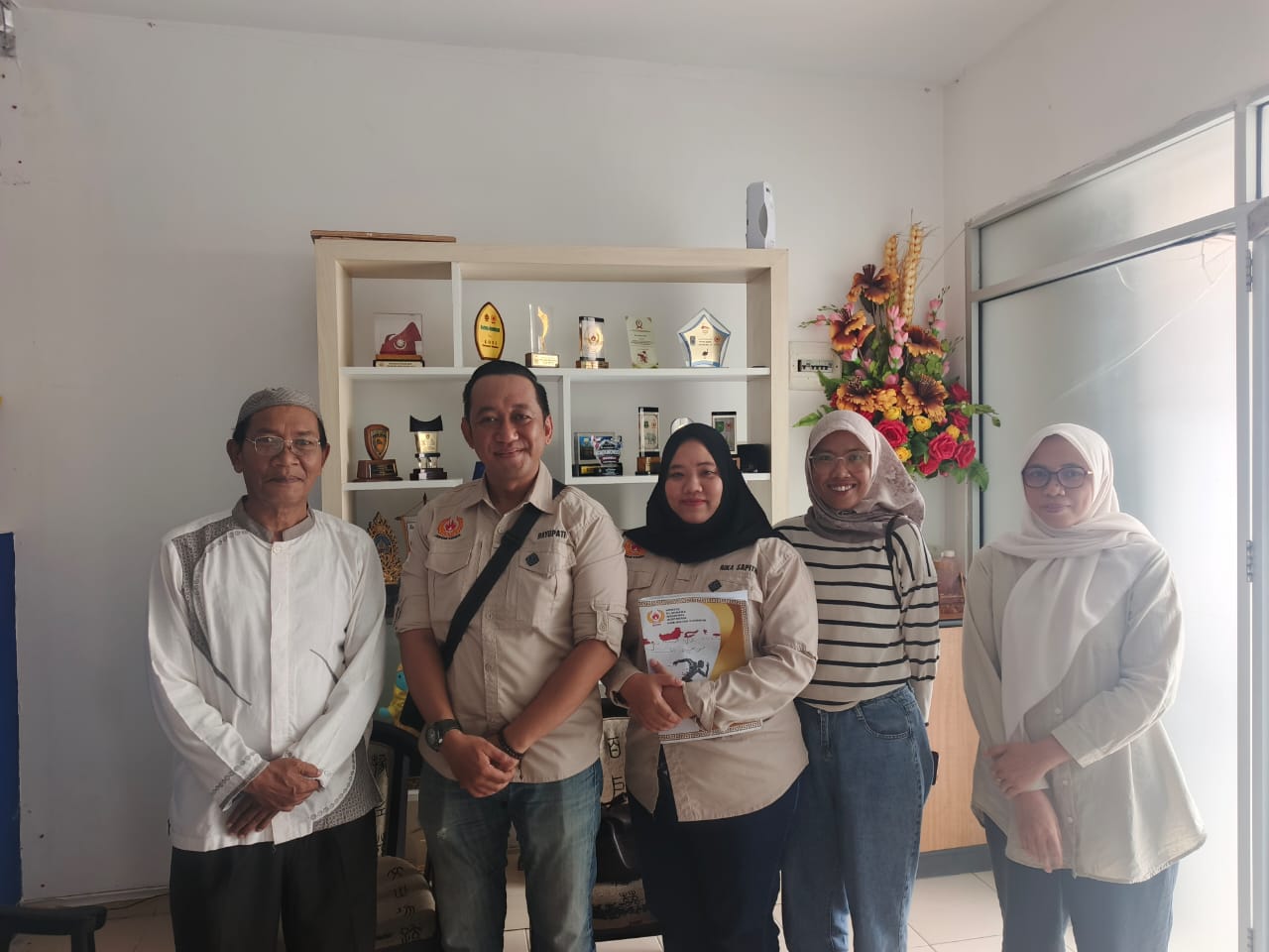 Bendahara Umum Komite Olahraga Nasional Indonesia Kabupaten Karimun, Bayu Pati melaksanakan kunjungan ke Kantor Komite Olahraga Nasional Indonesia Provinsi Kepri di Batam, dalam rangka koordinasi dan konsultasi terkait penyeragaman dokumen Pertanggungjawbaan keuangan pada, Kamis (24/10/2025) | Foto: Koni Karimun