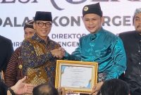 Menteri Desa PDTT, Yandri Susanto, berikan penghargaan kepada Kepala Desa Rantau Panjang, Rio Diary Pratama | Foto : Zonamu/Rio