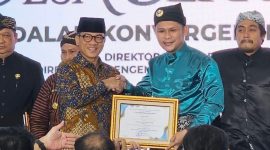 Menteri Desa PDTT, Yandri Susanto, berikan penghargaan kepada Kepala Desa Rantau Panjang, Rio Diary Pratama | Foto : Zonamu/Rio