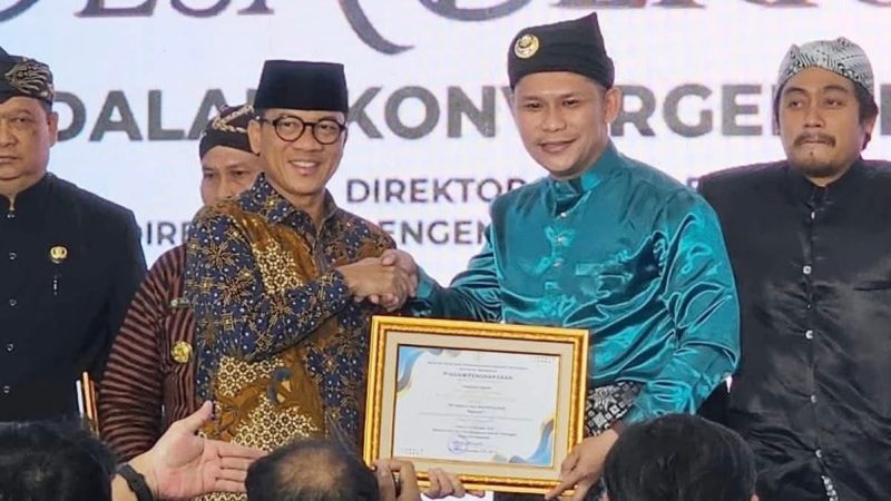 Menteri Desa PDTT, Yandri Susanto, berikan penghargaan kepada Kepala Desa Rantau Panjang, Rio Diary Pratama | Foto : Zonamu/Rio