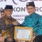 Menteri Desa PDTT, Yandri Susanto, berikan penghargaan kepada Kepala Desa Rantau Panjang, Rio Diary Pratama | Foto : Zonamu/Rio