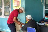 Wabup Lingga saat bertemu masyarakat saat berobat di puskesmas raya | Foto : Zonamu/Istimewa