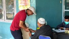 Wabup Lingga saat bertemu masyarakat saat berobat di puskesmas raya | Foto : Zonamu/Istimewa