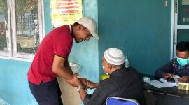 Wabup Lingga saat bertemu masyarakat saat berobat di puskesmas raya | Foto : Zonamu/Istimewa