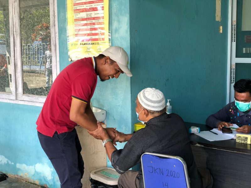 Wabup Lingga saat bertemu masyarakat saat berobat di puskesmas raya | Foto : Zonamu/Istimewa