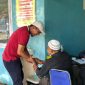 Wabup Lingga saat bertemu masyarakat saat berobat di puskesmas raya | Foto : Zonamu/Istimewa