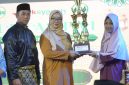 Ketua DPRD Lingga saat menyerahkan piala kepada pemenang | Foto : Zonamu/Sandy