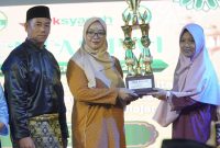 Ketua DPRD Lingga saat menyerahkan piala kepada pemenang | Foto : Zonamu/Sandy