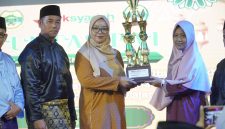 Ketua DPRD Lingga saat menyerahkan piala kepada pemenang | Foto : Zonamu/Sandy