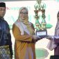 Ketua DPRD Lingga saat menyerahkan piala kepada pemenang | Foto : Zonamu/Sandy