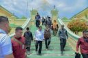Menko Yusril Telusuri Jejak Leluhur di Pulau Penyengat | Foto : Zonamu/Diskominfo Kepri