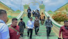 Menko Yusril Telusuri Jejak Leluhur di Pulau Penyengat | Foto : Zonamu/Diskominfo Kepri