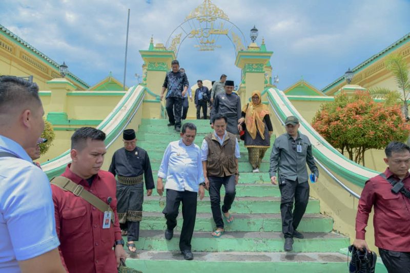Menko Yusril Telusuri Jejak Leluhur di Pulau Penyengat | Foto : Zonamu/Diskominfo Kepri