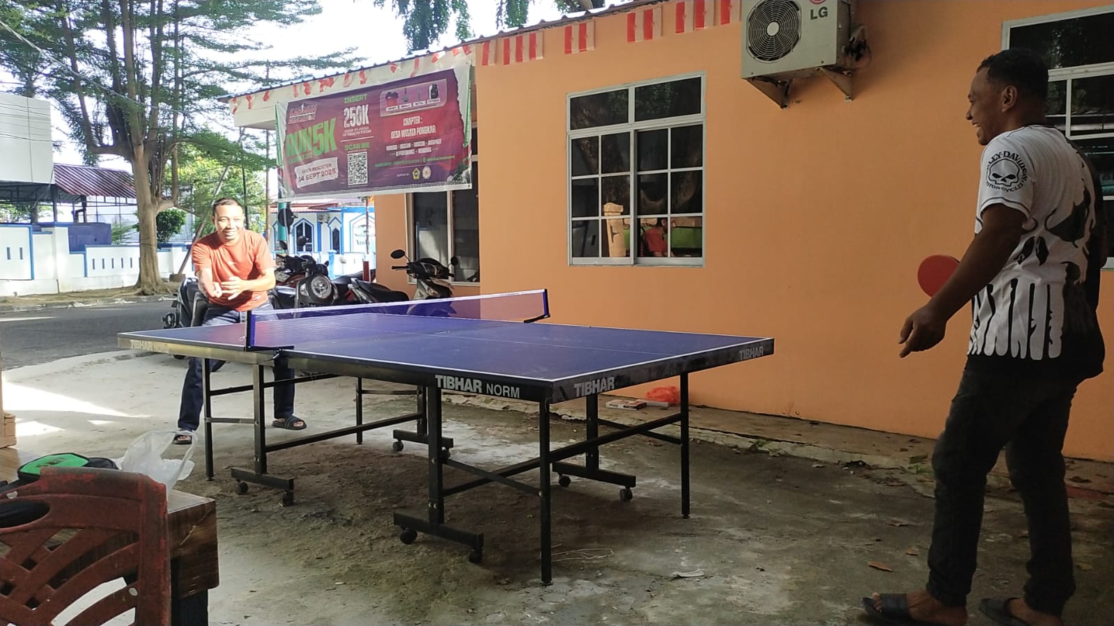 Sekretaris Umum Komite Olahraga Nasional Kabupaten Karimun, Feri Setiawan dan Anggota ,Afandi bermain tenis meja, mengisi waktu luang kinerja dan meningkatkan skill | Foto: Koni Karimun