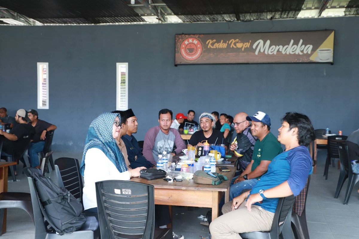 Wakil Bupati dan Ketua DPRD Lingga saat duduk bersama masyarakat | Foto : Zonamu/Arnel