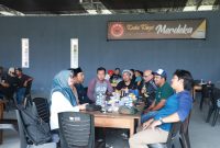 Wakil Bupati dan Ketua DPRD Lingga saat duduk bersama masyarakat | Foto : Zonamu/Arnel