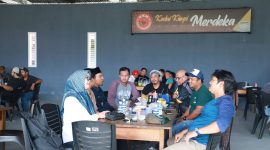 Wakil Bupati dan Ketua DPRD Lingga saat duduk bersama masyarakat | Foto : Zonamu/Arnel