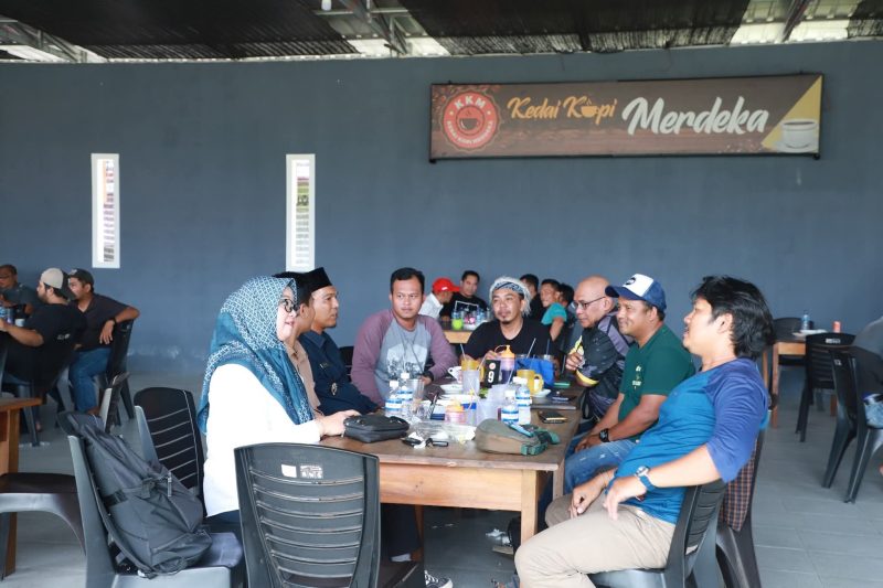 Wakil Bupati dan Ketua DPRD Lingga saat duduk bersama masyarakat | Foto : Zonamu/Arnel