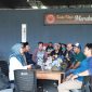 Wakil Bupati dan Ketua DPRD Lingga saat duduk bersama masyarakat | Foto : Zonamu/Arnel