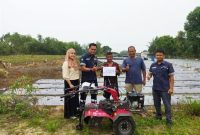 PT TIMAH Tbk menyerahkan bantuan bibit dan peralatan pertanian untuk mendukung kelompok tani agar bisa meningkatkan produktivitas | Foto: Zonamu/Humas PT Timah